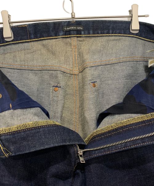 A BATHING APE（ア ベイシング エイプ）A BATHING APE (アベイシングエイプ) バックプリントデニムパンツ インディゴ サイズ:Mの古着・服飾アイテム