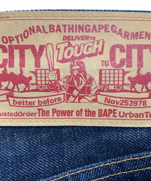 A BATHING APE（ア ベイシング エイプ）A BATHING APE (アベイシングエイプ) バックプリントデニムパンツ インディゴ サイズ:Mの古着・服飾アイテム