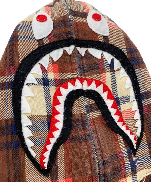 A BATHING APE（アベイシングエイプ）A BATHING APE (アベイシングエイプ) ラブジェネチェックシャークパーカー ベージュ×ブラウン サイズ:Mの古着・服飾アイテム