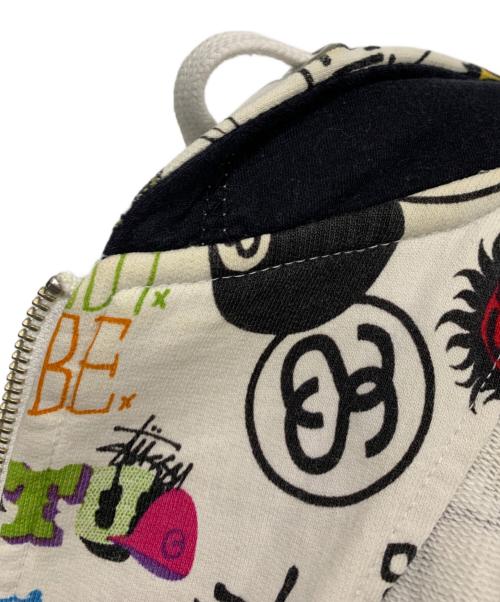 stussy（ステューシー）stussy (ステューシー) 歴代ロゴ総柄ジップパーカー ホワイト サイズ:Mの古着・服飾アイテム