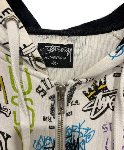stussy（ステューシー）stussy (ステューシー) 歴代ロゴ総柄ジップパーカー ホワイト サイズ:Mの古着・服飾アイテム