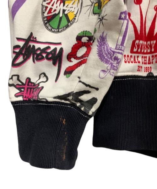 stussy（ステューシー）stussy (ステューシー) 歴代ロゴ総柄ジップパーカー ホワイト サイズ:Mの古着・服飾アイテム