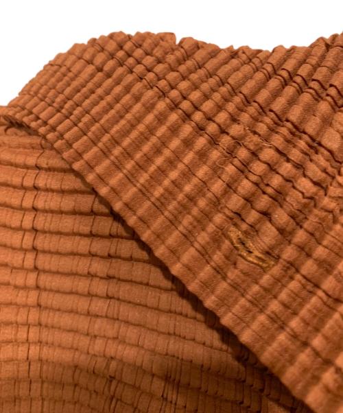 ISSEY MIYAKE PLEATS.T（イッセイミヤケプリーツ）ISSEY MIYAKE PLEATS.T (イッセイミヤケプリーツ) 薄手カーディガン ブラウン サイズ:Mの古着・服飾アイテム