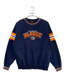 X-LARGE（エクストララージ）の古着「TRIPED SLEEVE TEAM LOGO CREWNECK SWEAT」｜ネイビー