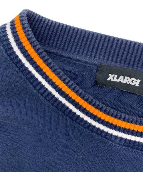 X-LARGE（エクストララージ）X-LARGE (エクストララージ) TRIPED SLEEVE TEAM LOGO CREWNECK SWEAT ネイビー サイズ:Lの古着・服飾アイテム