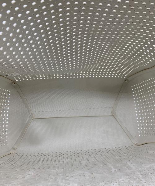 1piu1uguale3（ウノピュウノウグァーレトレ）1piu1uguale3 (ウノピュウノウグァーレトレ) パンチングトートバッグ アイボリーの古着・服飾アイテム