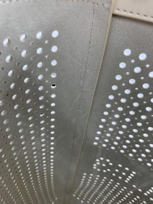 1piu1uguale3（ウノピュウノウグァーレトレ）1piu1uguale3 (ウノピュウノウグァーレトレ) パンチングトートバッグ アイボリーの古着・服飾アイテム