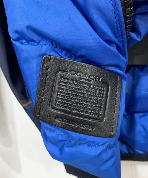 COACH（コーチ）COACH (コーチ) リバーシブルダウンジャケット ブルー サイズ:-の古着・服飾アイテム