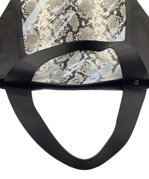 Maison Margiela（メゾンマルジェラ）Maison Margiela (メゾンマルジェラ) パイソン型押しトートバッグ ブラック×グレーの古着・服飾アイテム