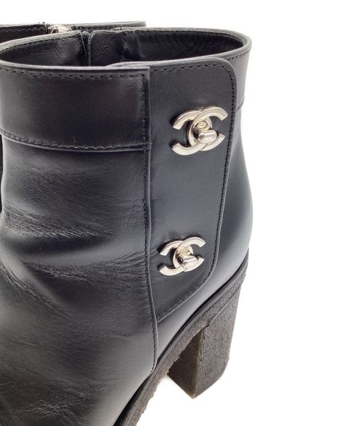 CHANEL（シャネル）CHANEL (シャネル) レザー ターンロック ダブルココ ショートブーツ ブラック サイズ:37の古着・服飾アイテム
