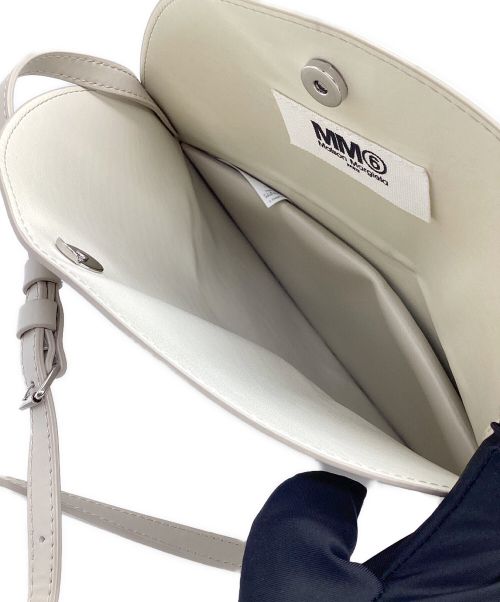 MM6 Maison Margiela（エムエムシックスメゾンマルジェラ）MM6 Maison Margiela (エムエムシックス メゾンマルジェラ) ラウンドショルダーバッグ アイボリーの古着・服飾アイテム