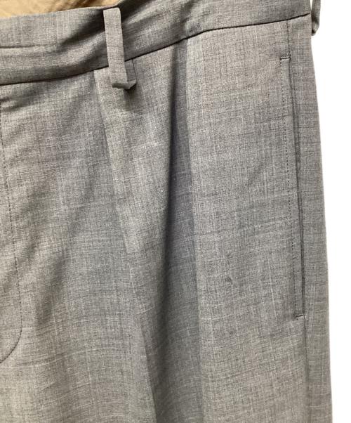 Unlikely（アンライクリー）Unlikely (アンライクリー) 2024S Unlikely Sawtooth Flap 2P Trousers Tropical ライトグレー サイズ:Lの古着・服飾アイテム