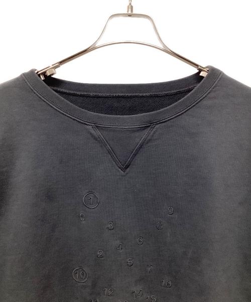 Maison Margiela（メゾンマルジェラ）Maison Margiela (メゾンマルジェラ) フロント刺繍ナンバリングスウェット チャコールグレー サイズ:Mの古着・服飾アイテム