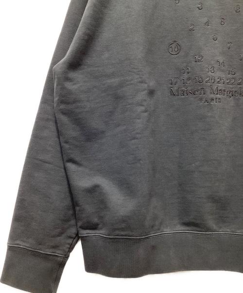 Maison Margiela（メゾンマルジェラ）Maison Margiela (メゾンマルジェラ) フロント刺繍ナンバリングスウェット チャコールグレー サイズ:Mの古着・服飾アイテム