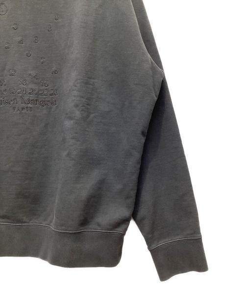 Maison Margiela（メゾンマルジェラ）Maison Margiela (メゾンマルジェラ) フロント刺繍ナンバリングスウェット チャコールグレー サイズ:Mの古着・服飾アイテム