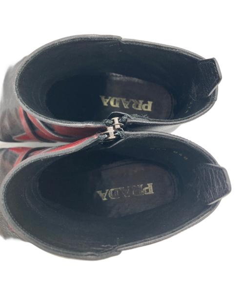 PRADA（プラダ）PRADA (プラダ) クロスベルトショートブーツ7 ブラック×レッド サイズ:27cmの古着・服飾アイテム