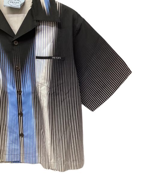 PRADA（プラダ）PRADA (プラダ) ストライプ 半袖シャツ ブルー×ブラック サイズ:Lの古着・服飾アイテム