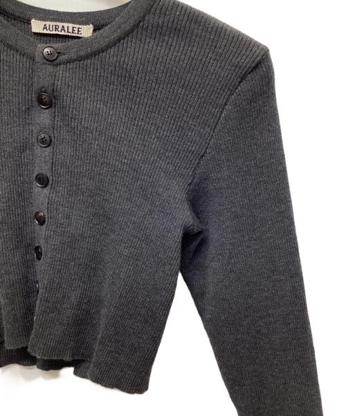 AURALEE（オーラリー）AURALEE (オーラリー) SUPER FINE WOOL HIGH GAUGE RIB KNIT SHORT CARDIGAN グレーの古着・服飾アイテム