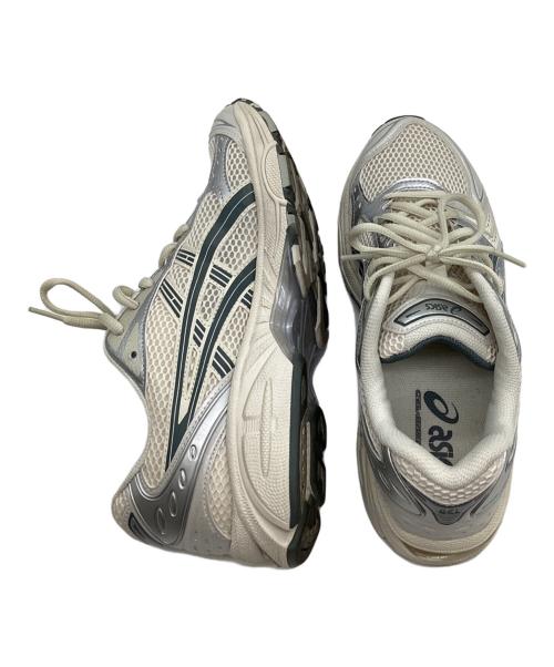asics（アシックス）asics (アシックス) ゲルカヤノ ローカットスニーカー ホワイト×シルバーカラー サイズ:26.5の古着・服飾アイテム