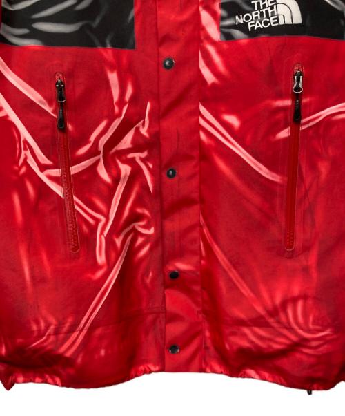 THE NORTH FACE × Supreme（ザノースフェイス×シュプリーム）THE NORTH FACE × Supreme (ザノースフェイス×シュプリーム) Trompe Loeil Printed Taped Seam Shell Jacket レッド サイズ:Mの古着・服飾アイテム