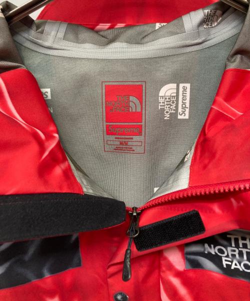 THE NORTH FACE × Supreme（ザノースフェイス×シュプリーム）THE NORTH FACE × Supreme (ザノースフェイス×シュプリーム) Trompe Loeil Printed Taped Seam Shell Jacket レッド サイズ:Mの古着・服飾アイテム