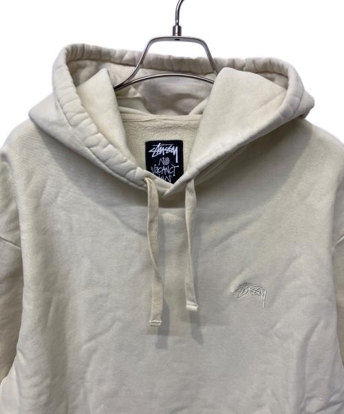 stussy（ステューシー）stussy (ステューシー) No Vacancy Inn (ノーバカンシーイン) プルオーバーパーカー アイボリー サイズ:Mの古着・服飾アイテム