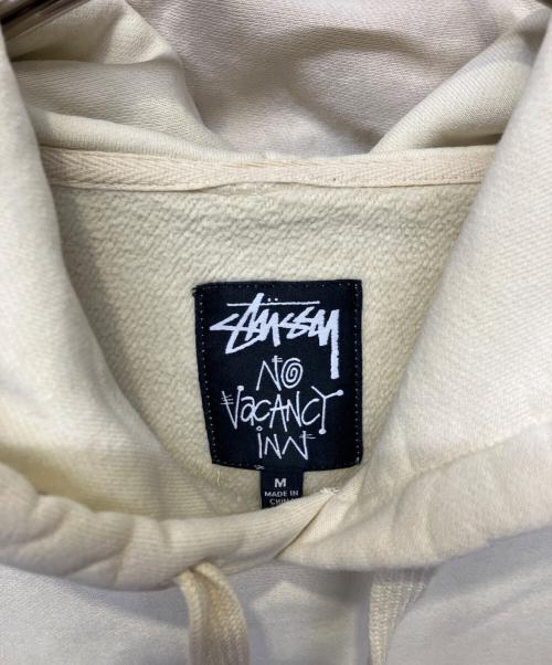 stussy（ステューシー）stussy (ステューシー) No Vacancy Inn (ノーバカンシーイン) プルオーバーパーカー アイボリー サイズ:Mの古着・服飾アイテム