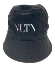 VALENTINO GARAVANI（ヴァレンティノ・ガラヴァーニ）の古着「VLTN ロゴプリントバケットハット」｜ブラック