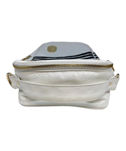 BAPE BY A BATHING APE（ベイプバイアベイシングエイプ）BAPE BY A BATHING APE (ベイプバイアベイシングエイプ) adidas (アディダス) ショルダーバッグ ホワイトの古着・服飾アイテム