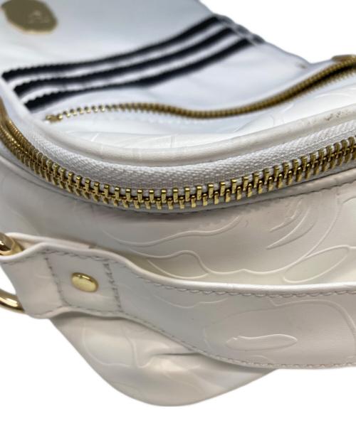 BAPE BY A BATHING APE（ベイプバイアベイシングエイプ）BAPE BY A BATHING APE (ベイプバイアベイシングエイプ) adidas (アディダス) ショルダーバッグ ホワイトの古着・服飾アイテム