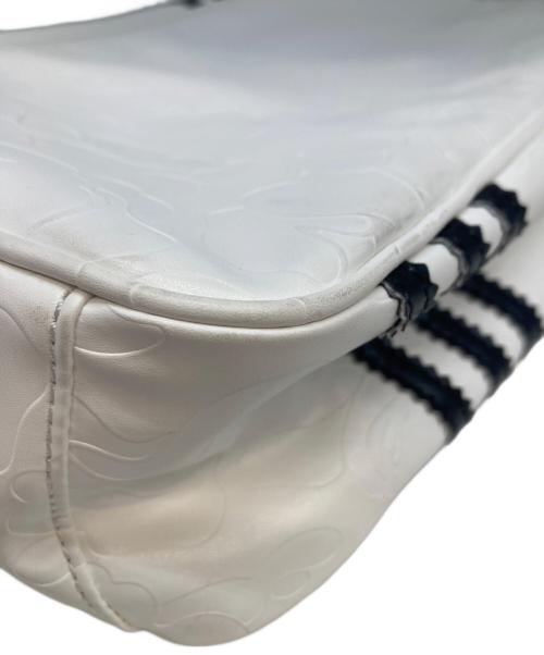 BAPE BY A BATHING APE（ベイプバイアベイシングエイプ）BAPE BY A BATHING APE (ベイプバイアベイシングエイプ) adidas (アディダス) ショルダーバッグ ホワイトの古着・服飾アイテム