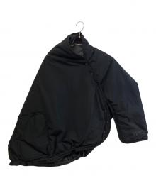 Y's（ワイズ）の古着「POLYESTER PADDED TYPEWRITER LEFT SLEEVE CAPE」｜ブラック