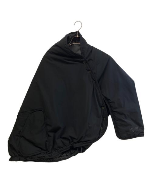 Y's（ワイズ）Y's (ワイズ) POLYESTER PADDED TYPEWRITER LEFT SLEEVE CAPE ブラック サイズ:2の古着・服飾アイテム