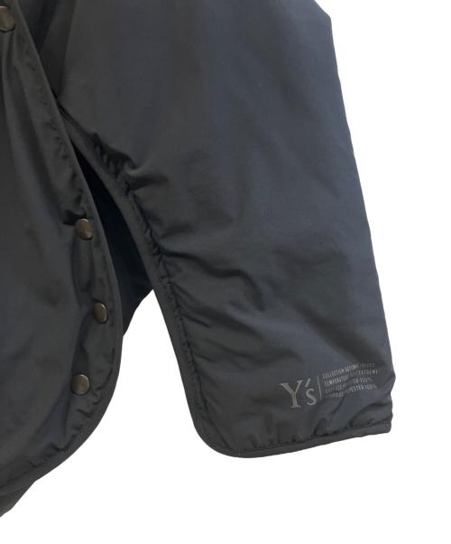 Y's（ワイズ）Y's (ワイズ) POLYESTER PADDED TYPEWRITER LEFT SLEEVE CAPE ブラック サイズ:2の古着・服飾アイテム