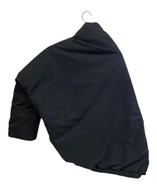 Y's（ワイズ）Y's (ワイズ) POLYESTER PADDED TYPEWRITER LEFT SLEEVE CAPE ブラック サイズ:2の古着・服飾アイテム