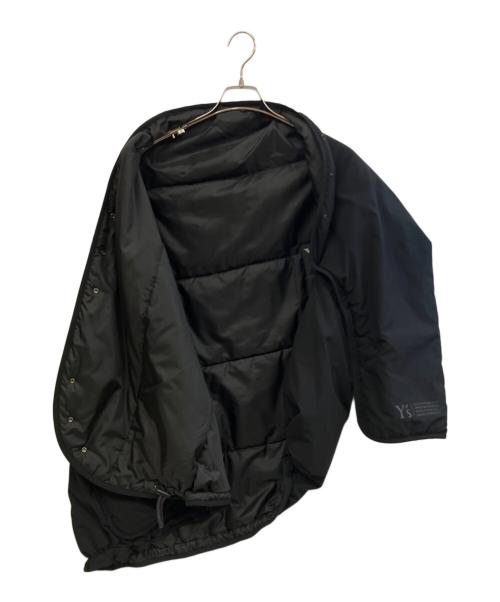 Y's（ワイズ）Y's (ワイズ) POLYESTER PADDED TYPEWRITER LEFT SLEEVE CAPE ブラック サイズ:2の古着・服飾アイテム