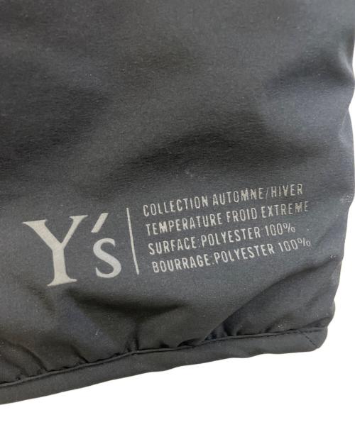 Y's（ワイズ）Y's (ワイズ) POLYESTER PADDED TYPEWRITER LEFT SLEEVE CAPE ブラック サイズ:2の古着・服飾アイテム