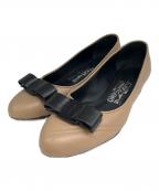 Salvatore Ferragamoサルヴァトーレ フェラガモ）の古着「リボンパンプス」｜ベージュ×ブラック