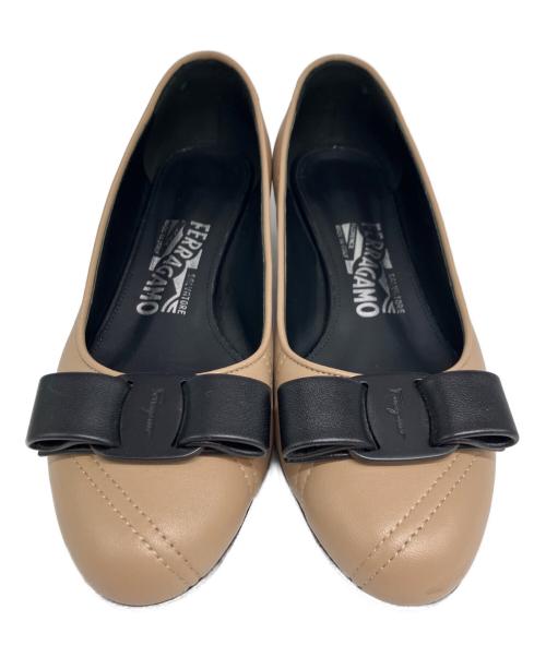Salvatore Ferragamo（サルヴァトーレ フェラガモ）Salvatore Ferragamo (サルヴァトーレ フェラガモ) リボンパンプス ベージュ×ブラック サイズ:5 1/2の古着・服飾アイテム