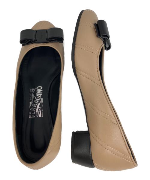 Salvatore Ferragamo（サルヴァトーレ フェラガモ）Salvatore Ferragamo (サルヴァトーレ フェラガモ) リボンパンプス ベージュ×ブラック サイズ:5 1/2の古着・服飾アイテム