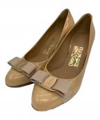 Salvatore Ferragamoサルヴァトーレ フェラガモ）の古着「エナメルヒールパンプス」｜ベージュ