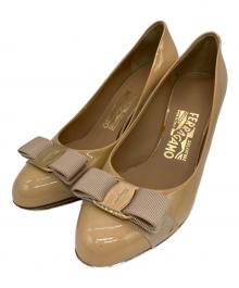 Salvatore Ferragamo（サルヴァトーレ フェラガモ）の古着「エナメルヒールパンプス」｜ベージュ