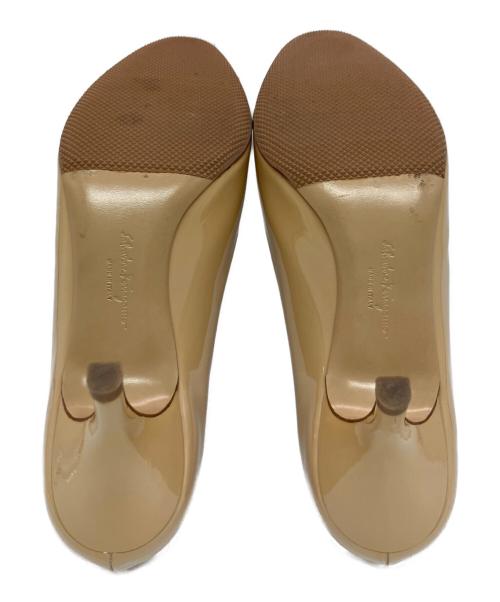 Salvatore Ferragamo（サルヴァトーレ フェラガモ）Salvatore Ferragamo (サルヴァトーレ フェラガモ) エナメルヒールパンプス ベージュ サイズ: 5 1/2の古着・服飾アイテム
