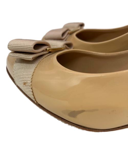 Salvatore Ferragamo（サルヴァトーレ フェラガモ）Salvatore Ferragamo (サルヴァトーレ フェラガモ) エナメルヒールパンプス ベージュ サイズ: 5 1/2の古着・服飾アイテム