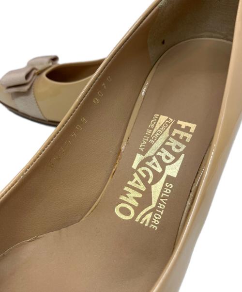 Salvatore Ferragamo（サルヴァトーレ フェラガモ）Salvatore Ferragamo (サルヴァトーレ フェラガモ) エナメルヒールパンプス ベージュ サイズ: 5 1/2の古着・服飾アイテム