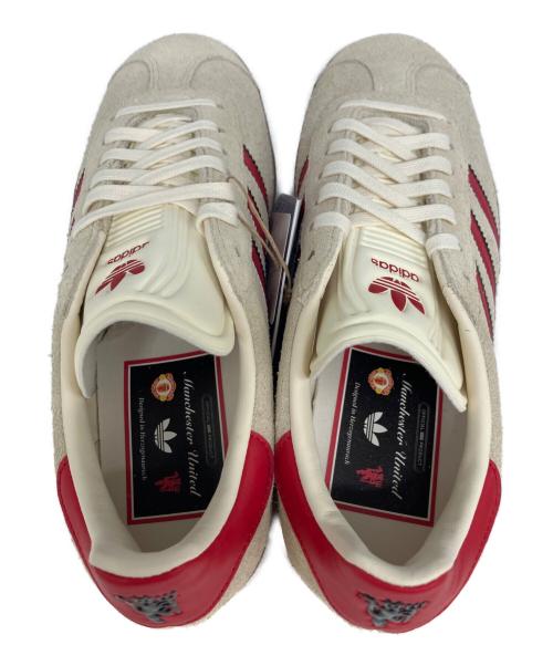 adidas（アディダス）adidas (アディダス) Gazelle Manchester United Terrace Icons ベージュ×レッド サイズ: 24cm 未使用品の古着・服飾アイテム