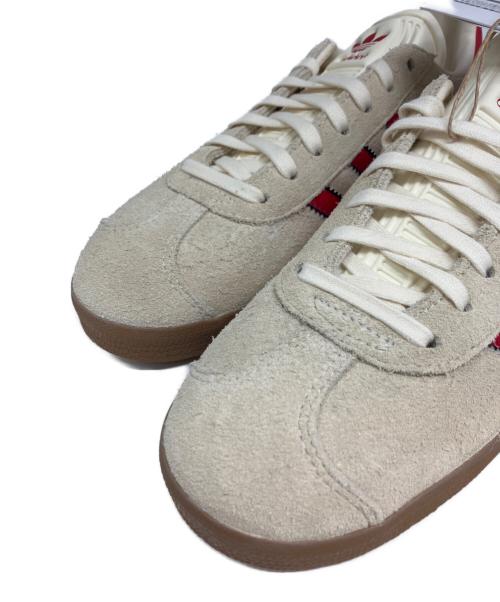 adidas（アディダス）adidas (アディダス) Gazelle Manchester United Terrace Icons ベージュ×レッド サイズ: 24cm 未使用品の古着・服飾アイテム