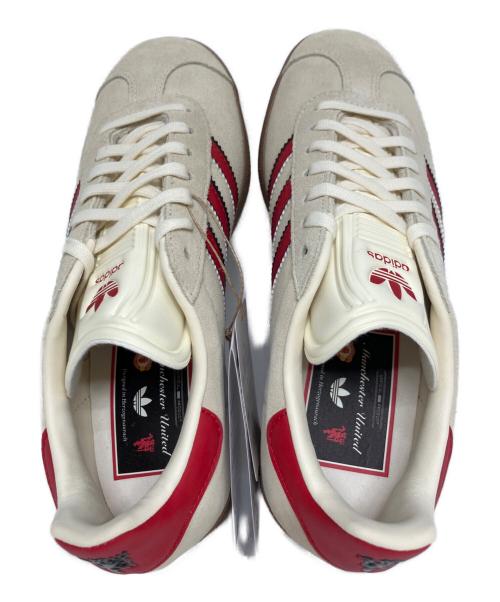 adidas（アディダス）adidas (アディダス) Gazelle Manchester United Terrace Icons ベージュ×レッド サイズ:23.5 未使用品の古着・服飾アイテム