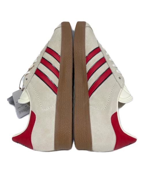 adidas（アディダス）adidas (アディダス) Gazelle Manchester United Terrace Icons ベージュ×レッド サイズ:23.5 未使用品の古着・服飾アイテム