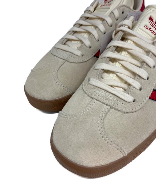 adidas（アディダス）adidas (アディダス) Gazelle Manchester United Terrace Icons ベージュ×レッド サイズ:23.5 未使用品の古着・服飾アイテム